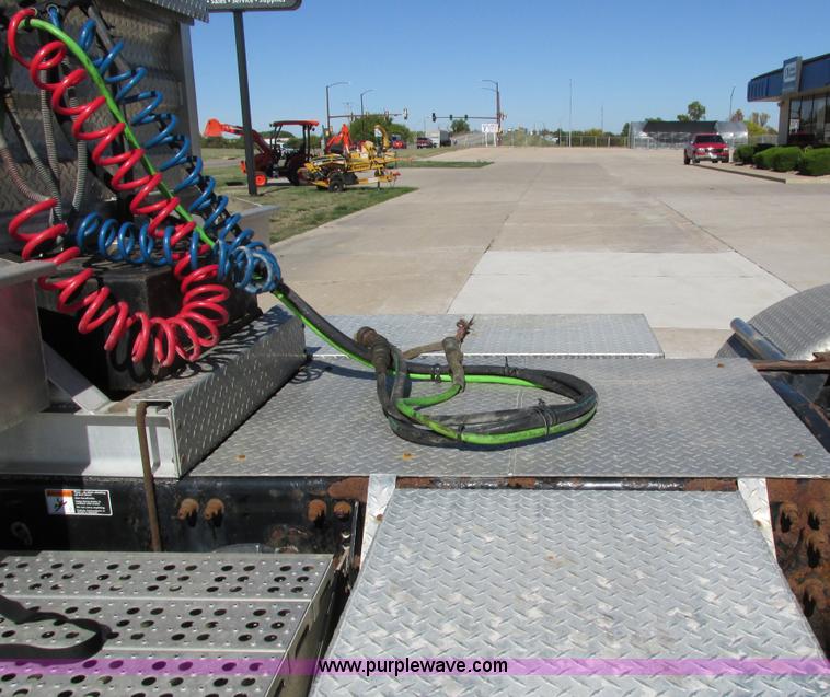 image for item I4234 2006 Freightliner Columbia CL120ST semi truck