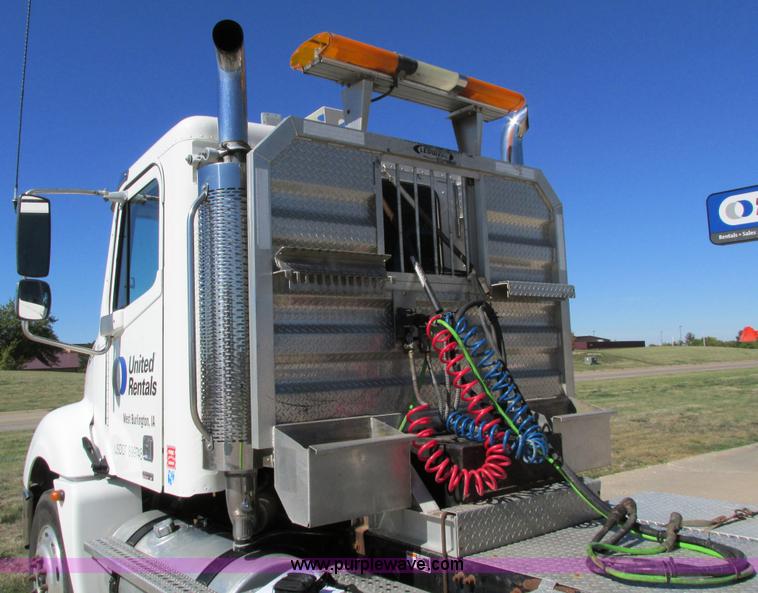 image for item I4234 2006 Freightliner Columbia CL120ST semi truck