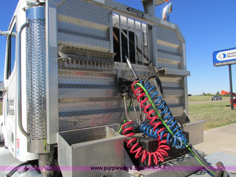 image for item I4234 2006 Freightliner Columbia CL120ST semi truck