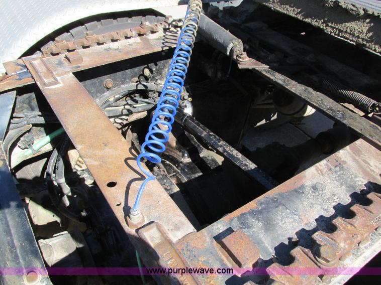 image for item I4234 2006 Freightliner Columbia CL120ST semi truck