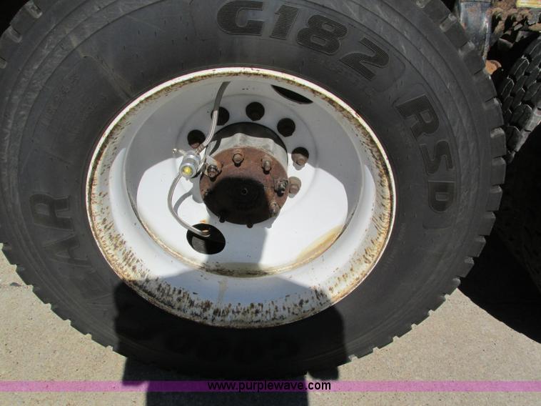 image for item I4234 2006 Freightliner Columbia CL120ST semi truck