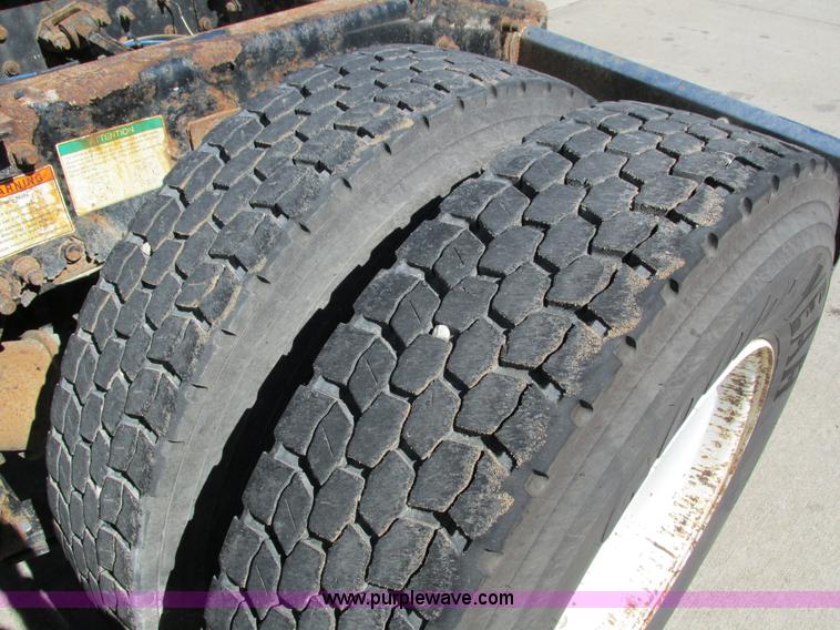 image for item I4234 2006 Freightliner Columbia CL120ST semi truck