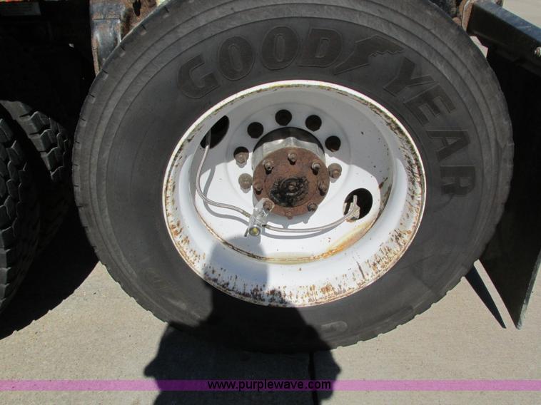 image for item I4234 2006 Freightliner Columbia CL120ST semi truck