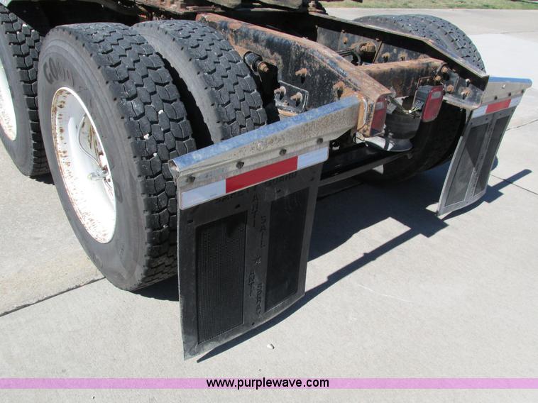 image for item I4234 2006 Freightliner Columbia CL120ST semi truck