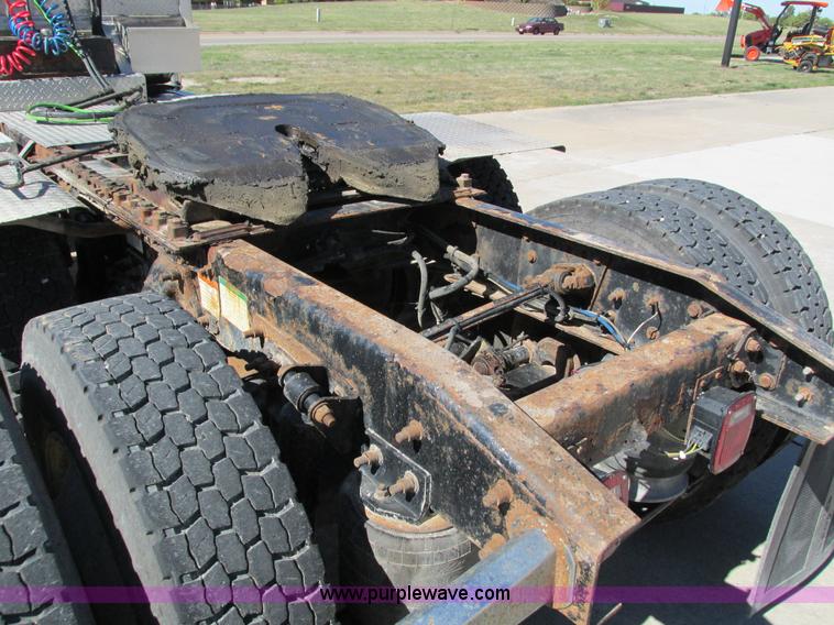 image for item I4234 2006 Freightliner Columbia CL120ST semi truck