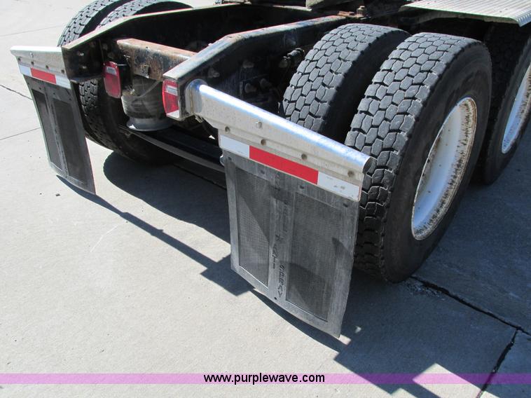 image for item I4234 2006 Freightliner Columbia CL120ST semi truck