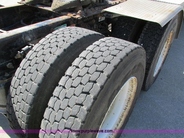 image for item I4234 2006 Freightliner Columbia CL120ST semi truck