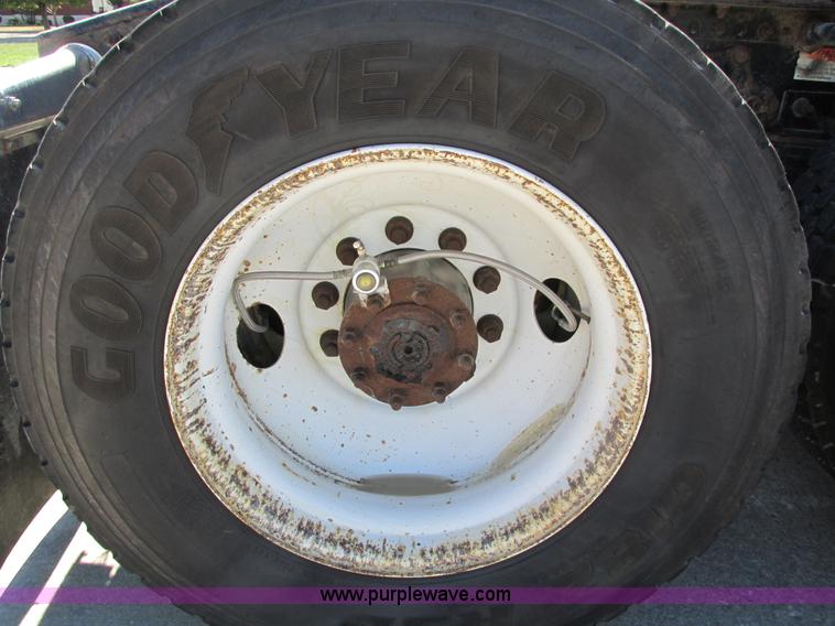 image for item I4234 2006 Freightliner Columbia CL120ST semi truck