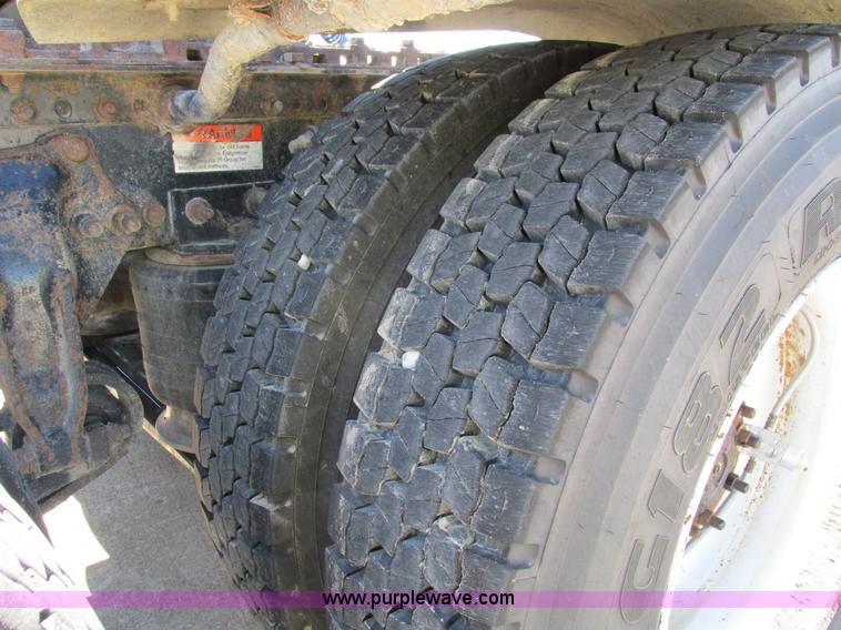 image for item I4234 2006 Freightliner Columbia CL120ST semi truck