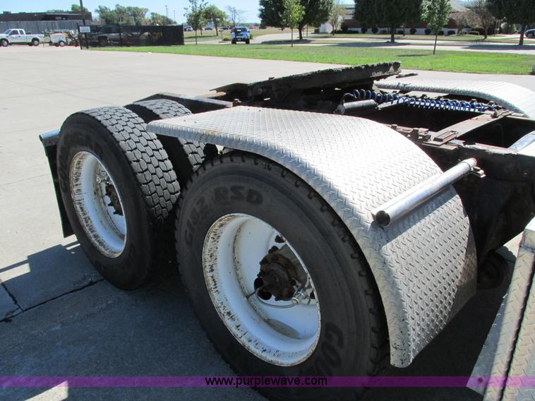 image for item I4234 2006 Freightliner Columbia CL120ST semi truck