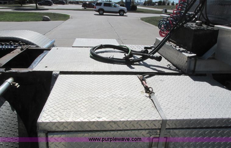 image for item I4234 2006 Freightliner Columbia CL120ST semi truck