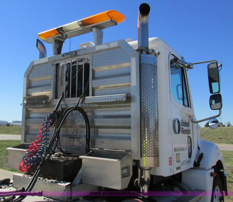 image for item I4234 2006 Freightliner Columbia CL120ST semi truck