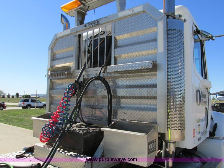 image for item I4234 2006 Freightliner Columbia CL120ST semi truck