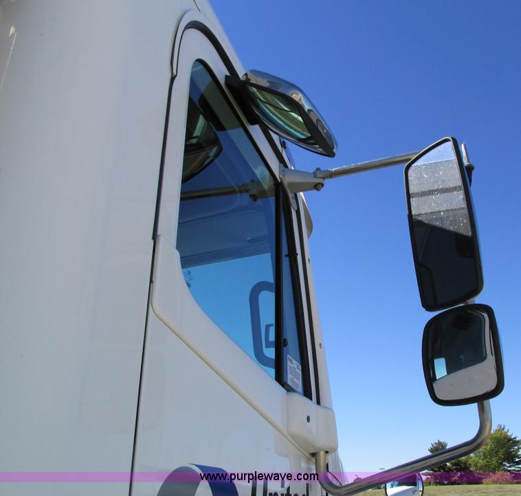 image for item I4234 2006 Freightliner Columbia CL120ST semi truck