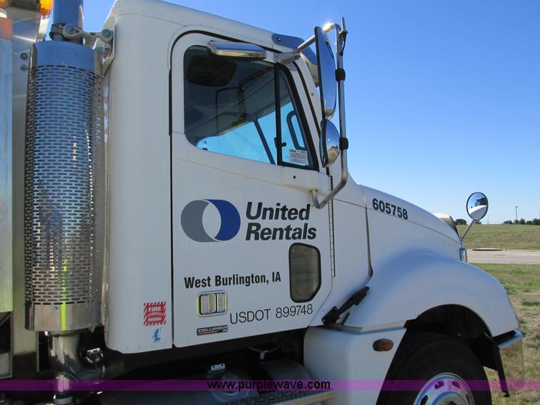 image for item I4234 2006 Freightliner Columbia CL120ST semi truck