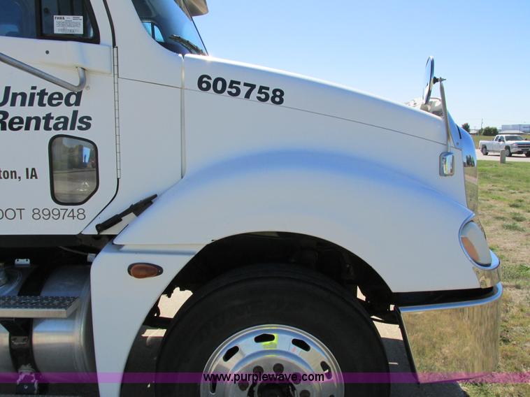 image for item I4234 2006 Freightliner Columbia CL120ST semi truck