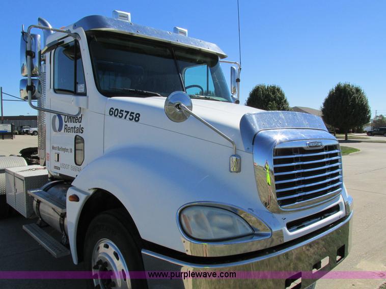 image for item I4234 2006 Freightliner Columbia CL120ST semi truck