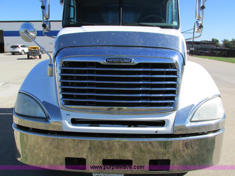 image for item I4234 2006 Freightliner Columbia CL120ST semi truck