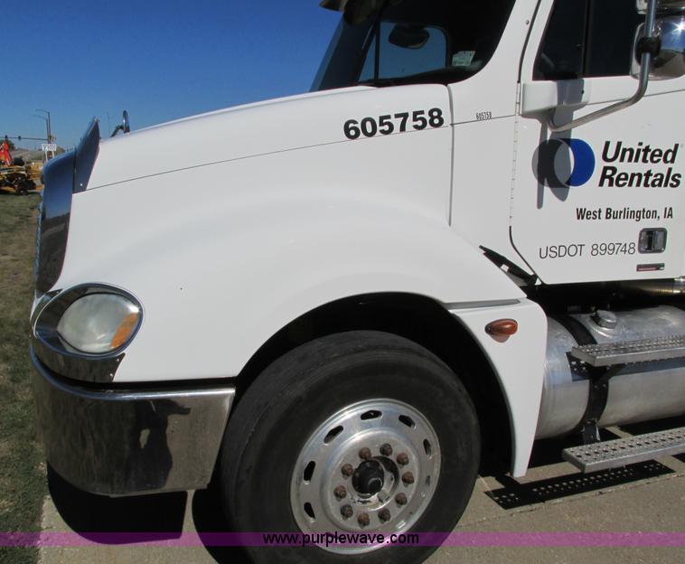 image for item I4234 2006 Freightliner Columbia CL120ST semi truck