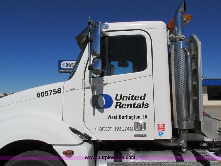 image for item I4234 2006 Freightliner Columbia CL120ST semi truck