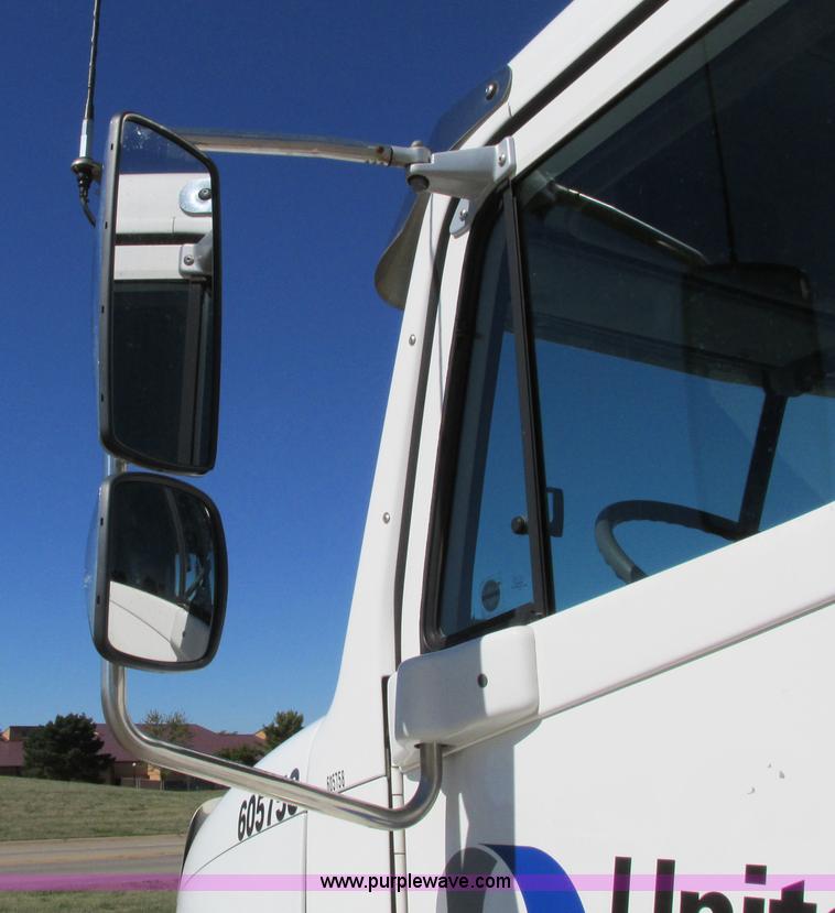 image for item I4234 2006 Freightliner Columbia CL120ST semi truck