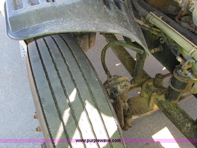 image for item I4234 2006 Freightliner Columbia CL120ST semi truck