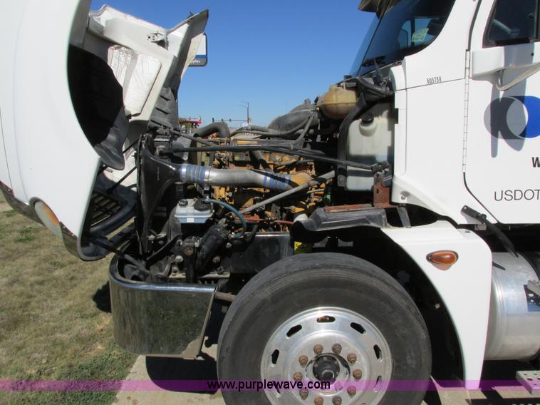 image for item I4234 2006 Freightliner Columbia CL120ST semi truck