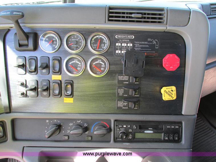 image for item I4234 2006 Freightliner Columbia CL120ST semi truck