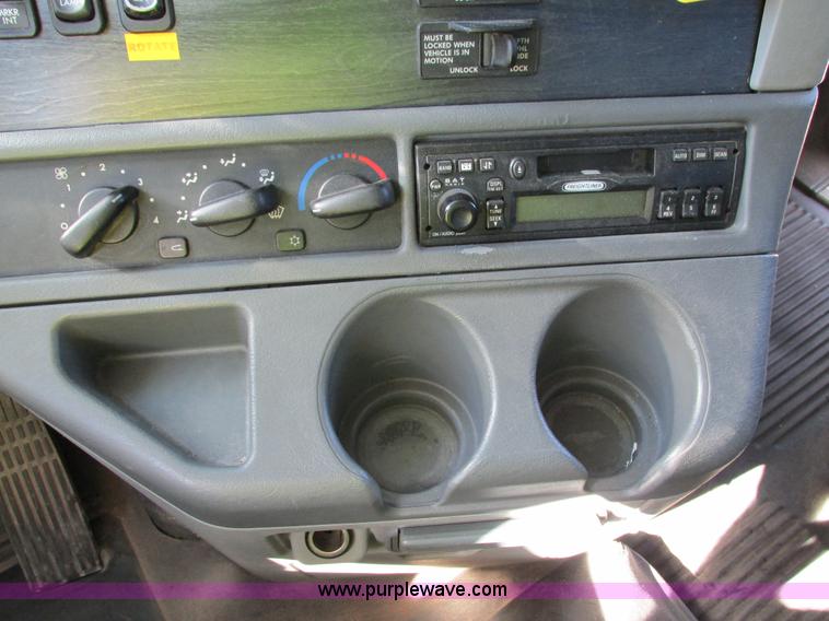 image for item I4234 2006 Freightliner Columbia CL120ST semi truck