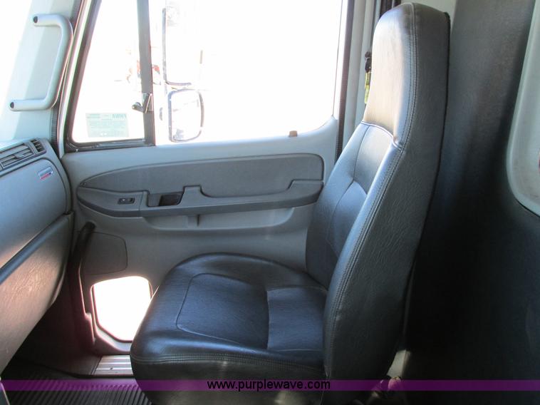 image for item I4234 2006 Freightliner Columbia CL120ST semi truck