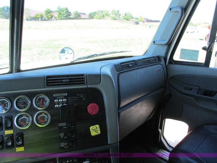 image for item I4234 2006 Freightliner Columbia CL120ST semi truck