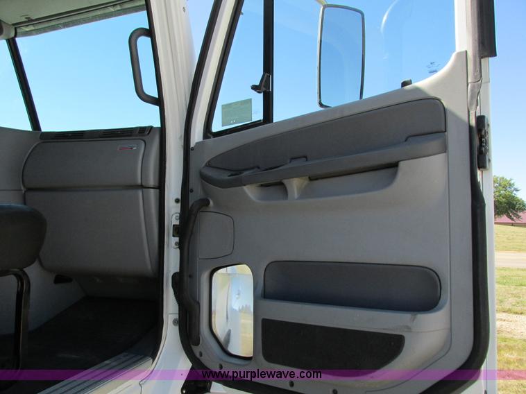 image for item I4234 2006 Freightliner Columbia CL120ST semi truck