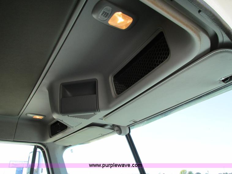 image for item I4234 2006 Freightliner Columbia CL120ST semi truck