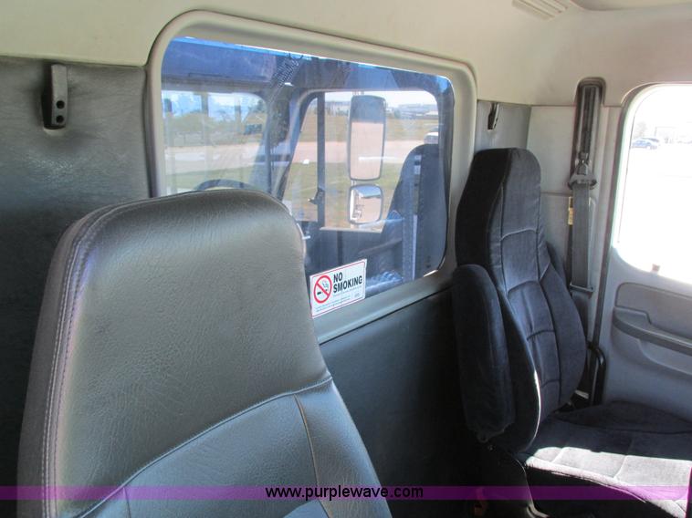 image for item I4234 2006 Freightliner Columbia CL120ST semi truck