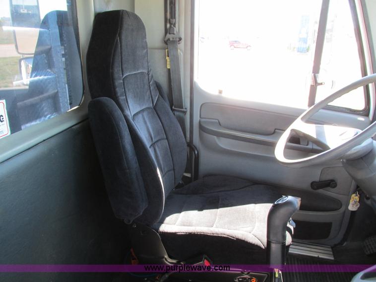 image for item I4234 2006 Freightliner Columbia CL120ST semi truck