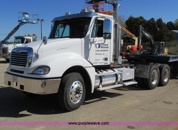 image for item I4236 2007 Freightliner Columbia CL120ST semi truck