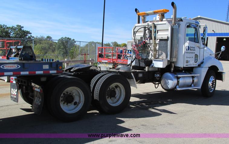 image for item I4236 2007 Freightliner Columbia CL120ST semi truck