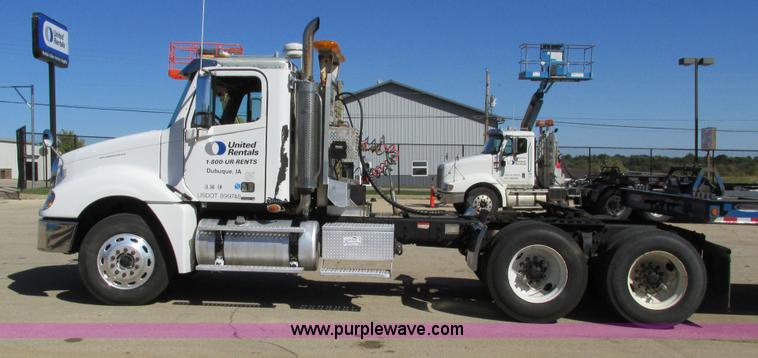 image for item I4236 2007 Freightliner Columbia CL120ST semi truck