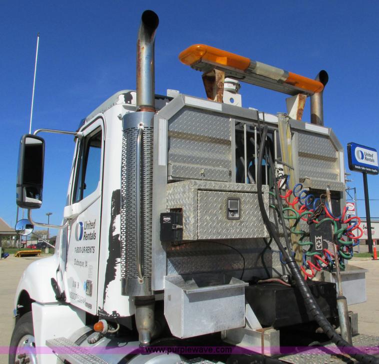 image for item I4236 2007 Freightliner Columbia CL120ST semi truck