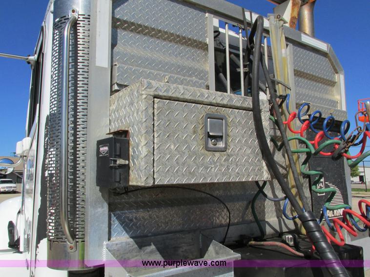 image for item I4236 2007 Freightliner Columbia CL120ST semi truck