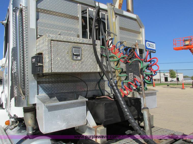 image for item I4236 2007 Freightliner Columbia CL120ST semi truck