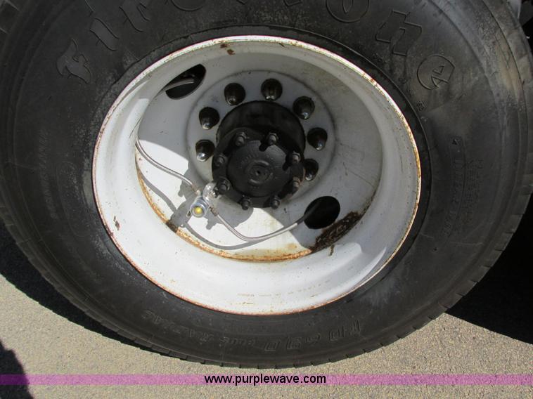 image for item I4236 2007 Freightliner Columbia CL120ST semi truck