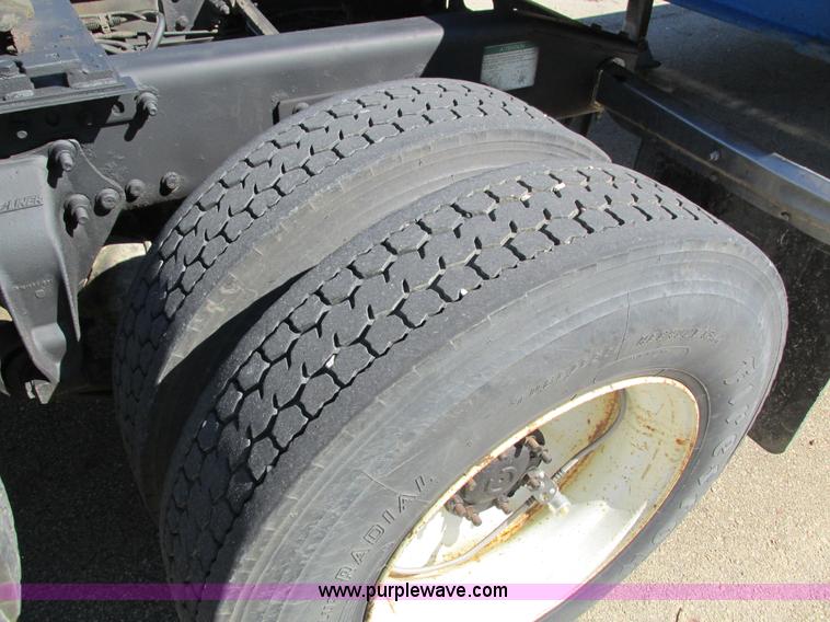 image for item I4236 2007 Freightliner Columbia CL120ST semi truck