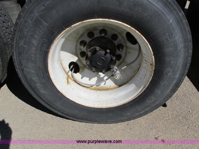 image for item I4236 2007 Freightliner Columbia CL120ST semi truck