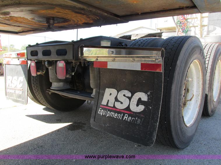 image for item I4236 2007 Freightliner Columbia CL120ST semi truck