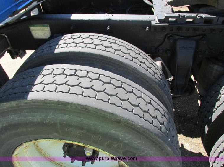 image for item I4236 2007 Freightliner Columbia CL120ST semi truck