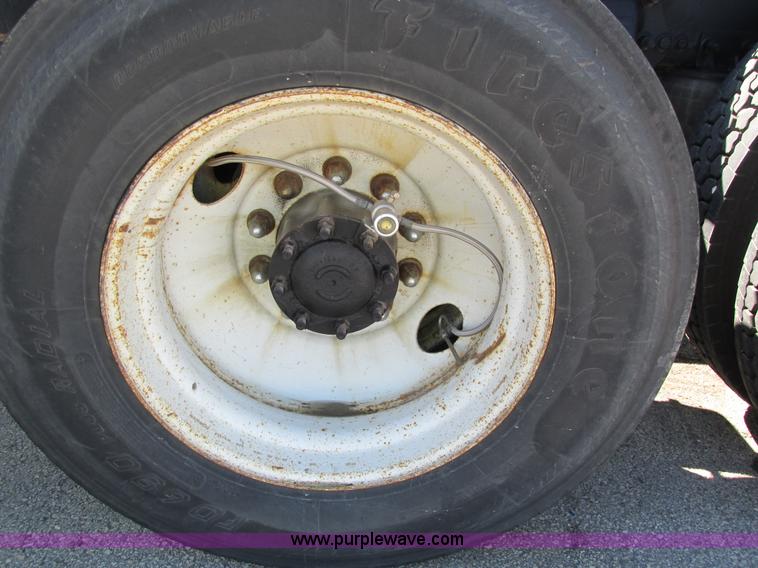 image for item I4236 2007 Freightliner Columbia CL120ST semi truck