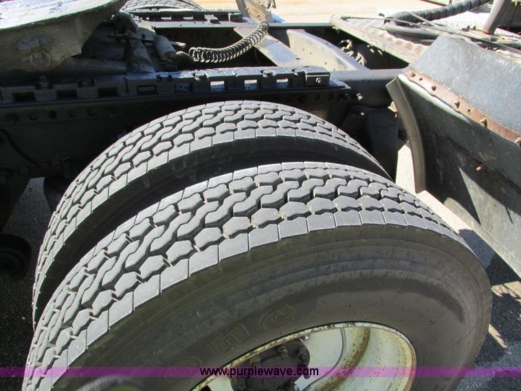 image for item I4236 2007 Freightliner Columbia CL120ST semi truck