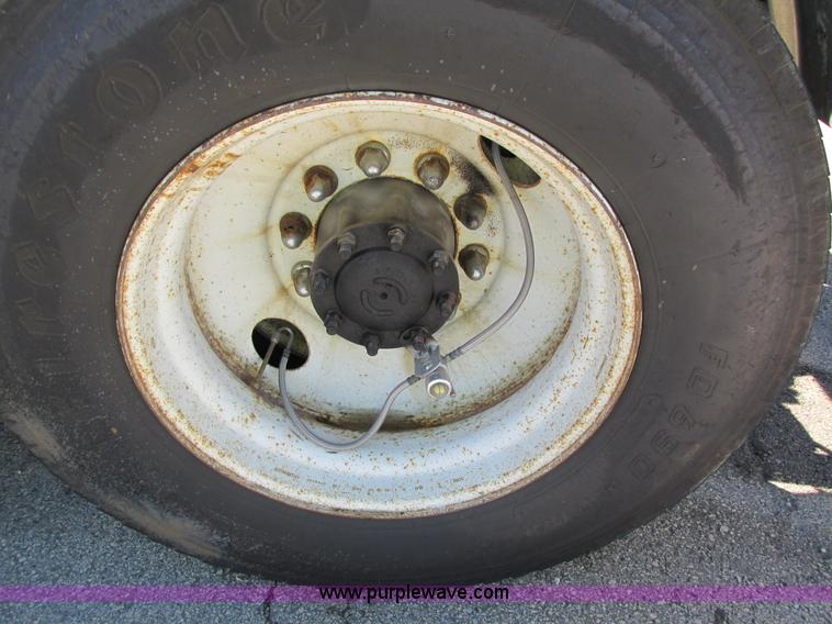 image for item I4236 2007 Freightliner Columbia CL120ST semi truck