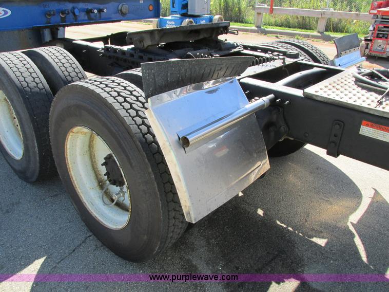 image for item I4236 2007 Freightliner Columbia CL120ST semi truck